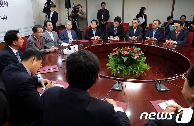 홍준표 자유한국당 대표가 11일 오후 서울 여의도 당사에서 열린 당 정치보복대책특별위원회 임명장 수여식 및 1차 회의에서 모두발언을 하고 있다. 2017.10.11/뉴스1 © News1 박정호 기자