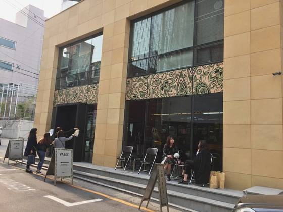 압구정동 아우어베이커리 본점. 간판 대신 발렛 서비스를 안내하는 입간판만 세워져 있다. 입구 앞에서 이곳을 배경으로 인증샷을 찍는 여성들로 늘 붐빈다. 윤경희 기자
