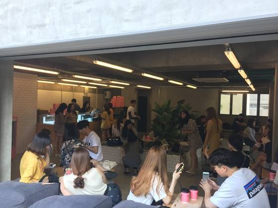 매일 손님이 가득 차는 망원동 '자판기' 카페 내부. 윤경희 기자