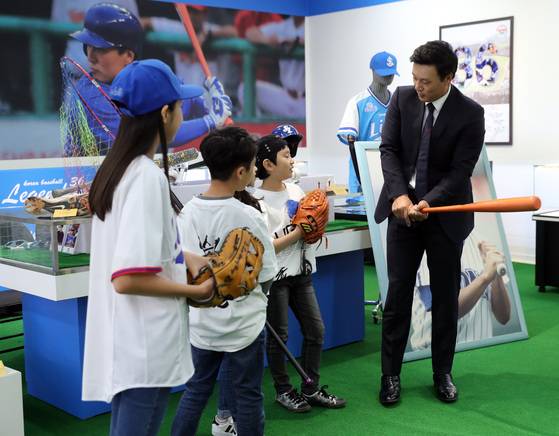 이승엽 선수가 어린이 팬들에게 '10년 연속 100안타 기념 배트'로 타격 폼을 보여주고 있다. 박종근 기자