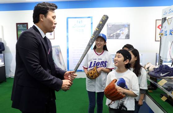 이승엽 선수가 은퇴 기념 선물로 받은 크리스털 배트를 잡아보고 있다. 박종근 기자