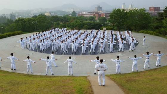 대구일마이스터고등학교등학교 학생들이 오전 6시 태권도 수업을 받고 있다. [사진 대구일마이스터고등학교]