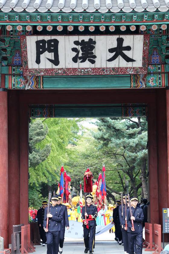 고종의 어가행렬이 대한문을 출발하는 것으로 대한제국 선포식 행사가 시작됐다. 신식 의복을 입은 경무관과 순검이 어가 행렬의 선두다. 장진영 기자