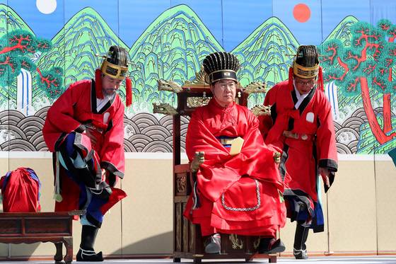 대한제국 선포식인 '반조의'에서 신하들이 허리를 굽혀 발을 세 번 구르는 삼무도를 하고 있다. 삼무도는 새로 등극한 황제에게 신하가 치루는 최고의 의식이다. 장진영 기자