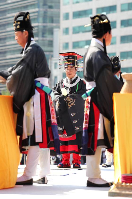 대한제국 선포 120주년을 기념하는 '대한의 시작, 그날'이 14일 오전 서울 시청광장에서 열렸다. 이날 행사에서는 고천제, 고종황제 즉위식, 대한제국 선포식, 환구대제가 재현되었다. 장진영 기자