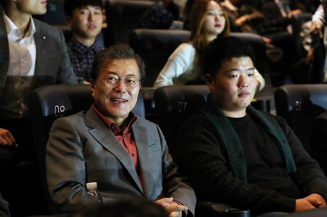 15일 부산국제영화제를 방문한 문재인 대통령이 영화 '미씽:사라진 여자'를 관람하기 위해 상영관 자리에 앉아 있다. /사진=뉴시스