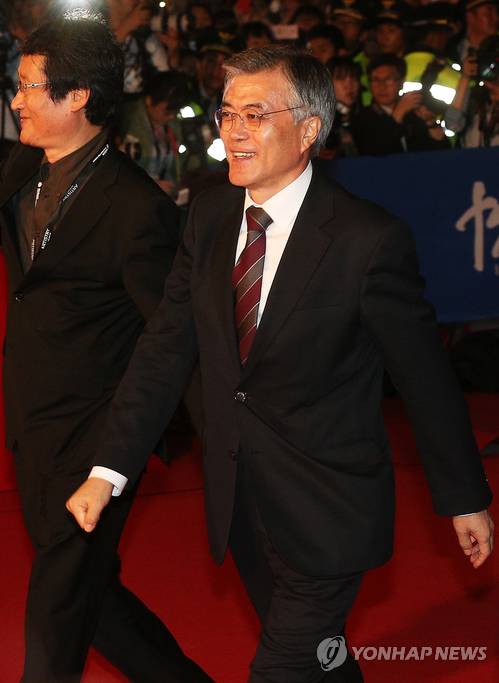 (부산=연합뉴스) 홍기원 기자 = 민주통합당 문재인 대선후보가 4일 오후 부산 해운대구 우동 영화의 전당에서 열린 '제17회 부산국제영화제(BIFF)' 개막식에서 레드카펫을 밟고 있다. 2012.10.4  xanadu@yna.co.kr  (끝)