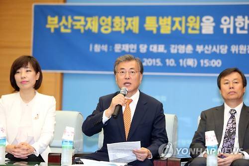 (부산=연합뉴스) 조정호 기자 = 문재인 새정치민주연합 대표가 1일 오후 부산시의회 브리핑룸에서 기자간담회를 열고 부산국제영화제 지원 방침을 밝히고 있다. 부산국제영화제를 지원하는 특별법을 이번 정기국회에 통과시킨다는 계획이다. 이날 행사에는 법안을 대표 발의한 배재정 의원 등이 참석했다. 2015.10.1  ccho@yna.co.kr(끝)