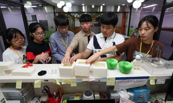 지난달 23일 성균관대 자연과학캠퍼스(경기도 수원) ‘러닝팩토리’에서 중학생 방문단이 원동현(기계공학과 3·왼쪽 넷째)씨의 설명을 들으며 3D프린터 제작물을 살펴보고 있다. 왼쪽부터 이은수·박민서양, 손주원·오준석군, 최한결양. 강정현 기자