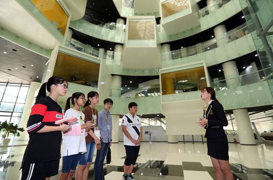 중학생들이 삼성학술관(중앙도서관)에서 학교 안내를 맡은 이윤지씨의 설명을 듣고 있다. 강정현 기자