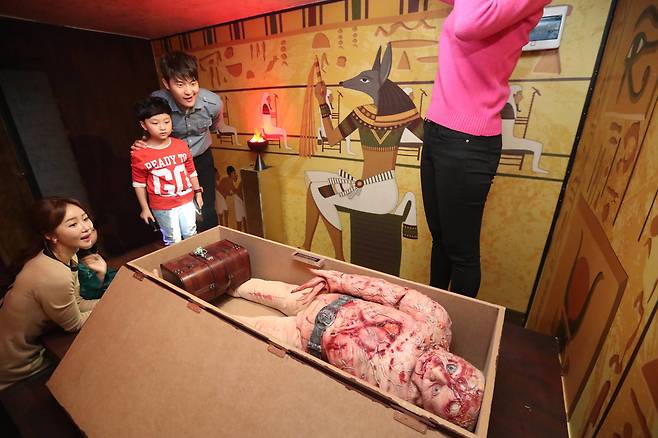 관 뚜껑을 열고 그 안에 있는 가방을 열어야 열쇠를 얻게 된다. 관을 여는 순간 외계인 시신모형이 등장해 놀라게 만든다. 신인섭 기자