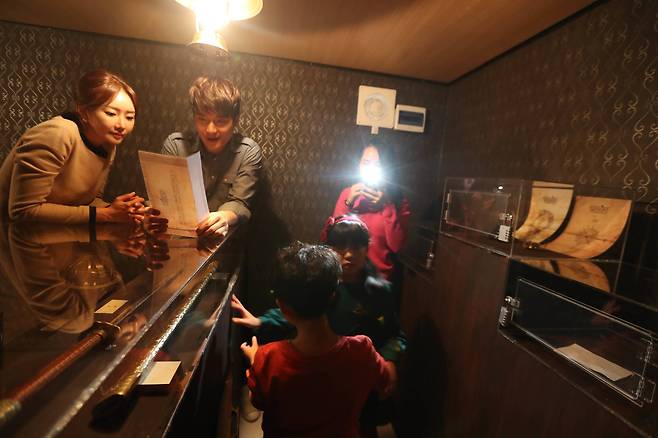 '전당포' 분위기로 만든 방에 준비된 각종 물건들을 이용해 탈출 힌트를 찾아야 한다. 신인섭 기자