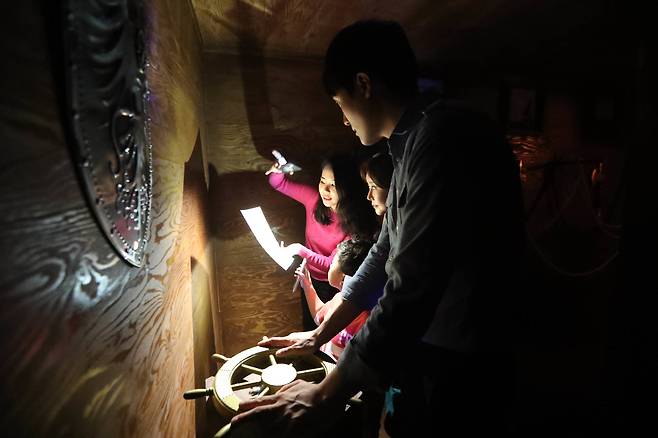 모델들이 '바이킹'에 등장하는 선박의 선장실 분위기로 만든 방에서 탈출 게임을 하고 있다. 신인섭 기자