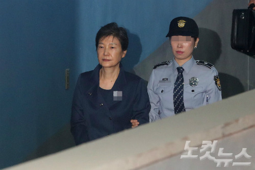 박근혜 전 대통령이 구속 연장 후 첫 공판에 출석하기 위해 16일 오전 서울중앙지법에 들어서고 있다. (사진=박종민 기자)