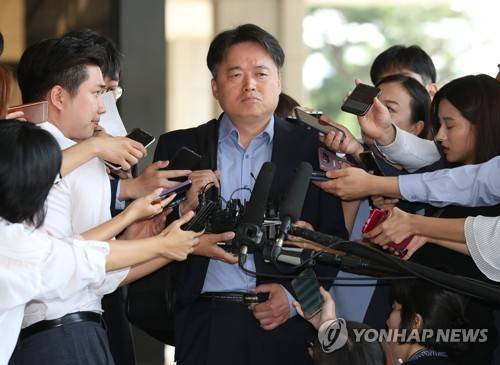 뉴스타파 최승호 PD가 지난달 26일 오전 피해자 조사를 받기위해 서울 서초구 중앙지검으로 들어오며 기자들의 질문을 듣고 있다. [연합뉴스 자료사진]