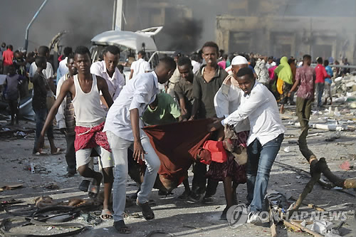 (모가디슈<소말리아> EPA=연합뉴스) 동아프리카 소말리아 수도 모가디슈에서 역사상 최악의 폭탄 테러가 일어나 수백 명의 사상자가 발생했다.     지난 14일(현지시간) 오후 모가디슈 시내 중심부 사파리 호텔 부근에서 트럭을 이용한 차량 폭탄 공격이 일어났으며, 약 2시간 뒤 메디나 지역에서 또 다른 폭탄이 터졌다. 이번 연쇄 폭탄 공격으로 지금까지 231명이 숨졌다고 현지 의료진 말을 인용해 dpa통신이 전했다. 사진은 지난 15일 모가디슈 테러 현장에서 시민들이 희생자의 시신을 옮기는 모습.        bulls@yna.co.kr