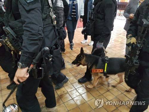 (부산=연합뉴스) 프로야구 준플레이오프 5차전이 열린 부산 사직야구장에 폭발물이 설치됐다는 허위 글을 인터넷에 올린 중학생이 경찰에 붙잡혔다. 15일 폭발물 설치 글을 보고 출동한 경찰이 사직야구장을 수색하고 있다. [부산 동래경찰서 제공=연합뉴스]     wink@yna.co.kr