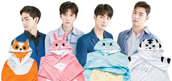그룹 뉴이스트W 멤버인 아론, 렌, JR, 백호(왼쪽부터)가 팬미팅 때 착용한 무대의상을 기증했다.