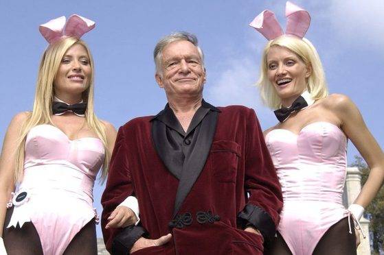 생전 플레이보이 맨션에서 즐겨입던 가운 차림의 휴 헤프너(가운데)와 바니걸들. [중앙포토]
