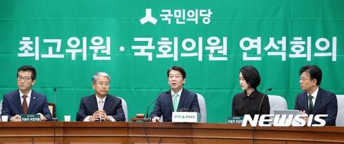 【서울=뉴시스】홍효식 기자 = 국민의당 안철수(가운데) 대표가 16일 오전 서울 여의도 국회에서 열린 제2차 최고위원-국회의원 연석회의에 참석해 모두발언을 하고 있다. 왼쪽부터 최명길 의원, 김동철 원내대표, 안 대표, 김수민 의원, 장진영 최고위원. 이날 안 대표는 청와대의 김이수 헌재소장 권한대행체제 유지 논란과 관련 논어의 말을 인용해 "과즉물탄개(過則勿憚改)"라며, "잘못을 바로잡는 것을 꺼리면 안된다는 논어의 말씀이다. 문재인 대통령이 하는 말을 보면 딱 이렇다" 고 말했다. 2017.10.16. yesphoto@newsis.com