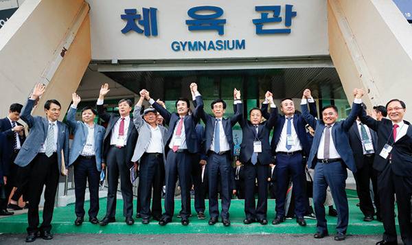 9월 27일 서울 송파구 잠실실내체육관에서 열린 반포주공1단지 재건축 시공사 선정을 위한 임시총회 결과 현대건설이 시공사로 선정되자 조합 임원들과 현대건설 관계자들이 손을 잡고 인사하고 있다.[동아 DB]