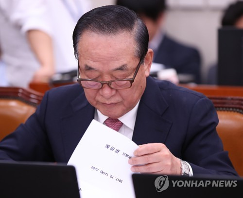 (서울=연합뉴스) 김도훈 기자 = 자유한국당 서청원 의원이 지난 12일 오전 국회에서 열린 외교부·한국국제협력단·한국국제교류재단·재외동포재단 등에 대한 국회 외교통일위원회의 국정감사에 참석해 피감 기관 업무보고를 듣고 있다.     superdoo82@yna.co.kr