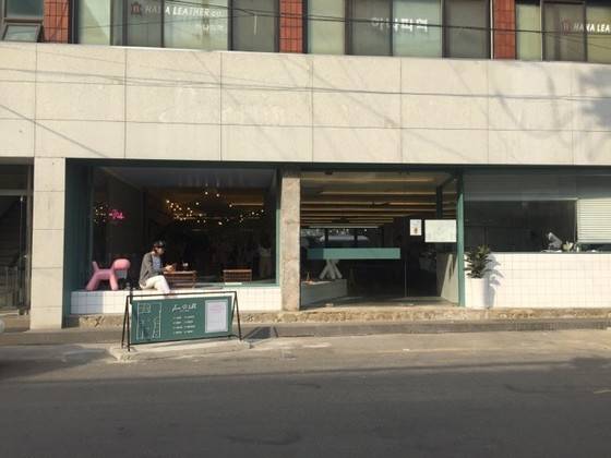 밖에서 본 '쉐어드테이블'. 투박한 겉모습에 간판조차 없어 모르고 그냥 지나치기 쉽다. [사진 쉐어드테이블]