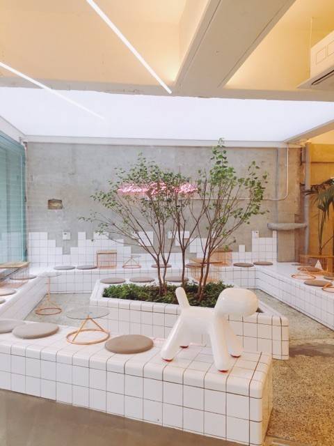 칙칙한 겉모습과 달리 '쉐어드테이블' 내부는 타일을 이용해 산뜻하게 꾸몄다. [사진 쉐어드테이블]