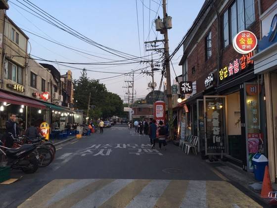 어둠이 내려앉은 저녁 시간 성수동에선 갈비굽는 냄새가 진동한다. 갈비골목엔 6곳의 갈빗집이 모여있다. 송정 기자