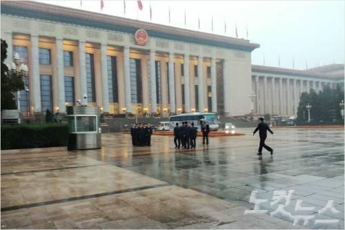 18일 중국 공산당 19차 당대회 개막식이 열린 베이징(北京) 인민대회당. 비가 내리고 있다. 사진=베이징=CBS 김중호 특파원
