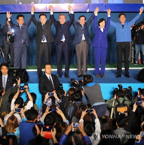 (서울=연합뉴스) 황광모 기자 = 문재인 19대 대통령 당선인이 대선주자를 두고 경쟁했던 예비 대선주자들과  9일 오후 서울 세종로 공원에서 열린 시민들과 함께하는 개표방송에서 승리의 인사를 하고 있다. (왼쪽부터) 최성 고양시장, 이재명 성남시장, 문 당선인, 박원순 서울시장, 추미애 민주당 상임선대위원장, 안희정 충남지사.  2017.5.10      hkmpooh@yna.co.kr