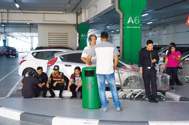 아랍에미레이트연합 두바이 유명 쇼핑몰 내 지상 주차장에 만들어진 흡연구역에서 시민들이 담배를 피우고 있다.