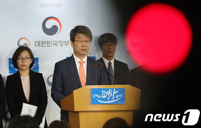 김지형 신고리5·6호기 공론화위원장을 비롯한 위원들이 20일 서울 세종로 정부서울청사에서 열린 신고리공론화위원회의 '정부 권고안'을 발표하고 있다.  2017.10.20/뉴스1 © News1 송원영 기자