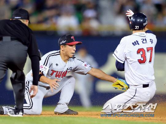 2017 KBO리그 LG 트윈스와 두산 베어스의 경기가 26일 잠실구장에서 열렸다.   4회말 2사 1루 두산 김재환 타석 때 1루주자 박건우가 2루 도루를 시도했지만 아웃되고 있다.   잠실=정재근 기자 cjg@sportschosun.com/2017.08.26/