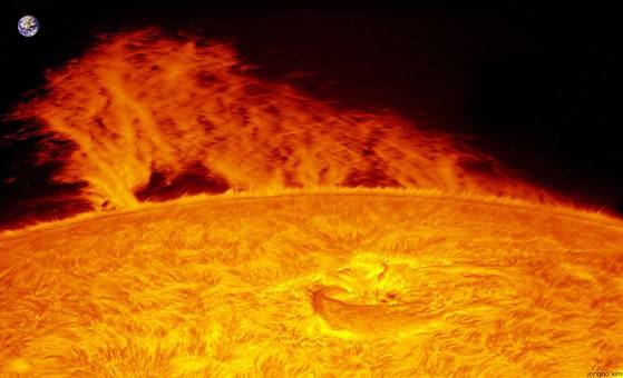 홍염이 피어오르는 태양 표면 모습. 지구와 홍염 크기을 비교하기 위해 왼쪽 상단에 지구를 합성한 사진이다. [사진 별새꽃돌 과학관]