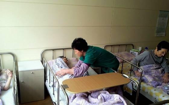 요양병원 다인실 [중앙포토]