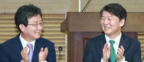 지난 10일 국민의당 안철수 대표(오른쪽)와 바른정당 유승민 의원이 10일 오후 국회 의원회관에서 열린 국민정책연구원-바른정책연구소 공동 주최 국민통합포럼 '선거제도 개편의 바람직한 방향' 토론회에 참석해 박수를 치며 미소짓고 있다. [연합뉴스]