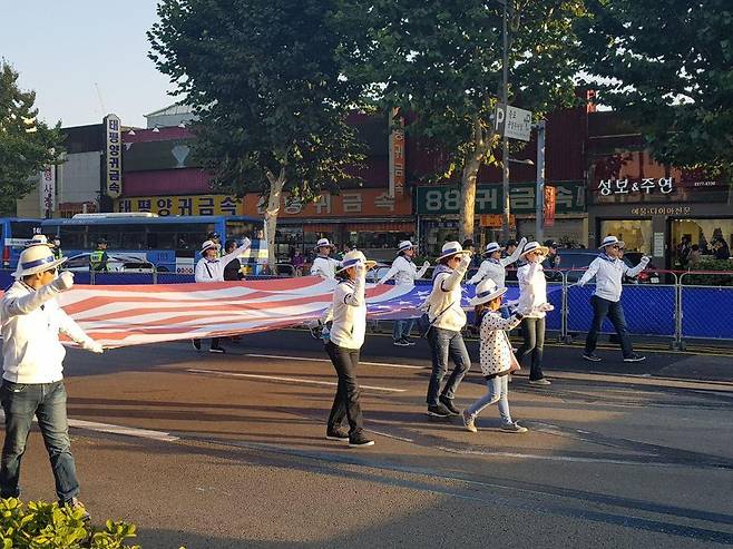 박근혜 대통령이 법원의 구속기한 연장 결정에 반발해 ‘정치투쟁’을 선언한 이후 첫 주말인 21일 서울 대학로 마로니에 공원에서 친박 단체들이 대규모 집회를 개최했다. 경찰 추산 3500명이 모인 가운데 참석자들이 대형 성조기를 들고 행진하고 있다. 선담은 기자 sun@hani.co.kr