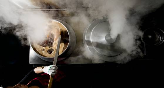 평안도집 족발은 전통방식로 삶는다. 족발 최강달인으로 인정받은 방식이다.