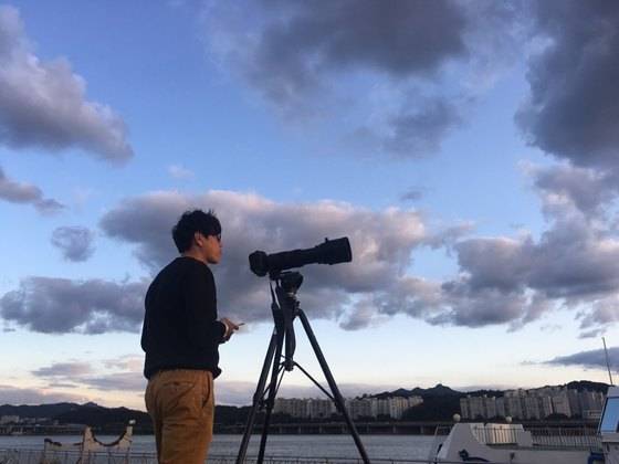 비행기를 기다리는 비행기 사진작가 정주영 대표(37). [사진 이상원]