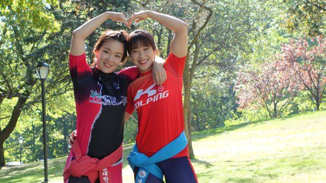 전남 구례군청 이연우(왼쪽)와 콜핑의 양윤서가 22일 미국 뉴욕의 한 공원에서 포즈를 취하고 있다. 뉴욕=김지섭기자