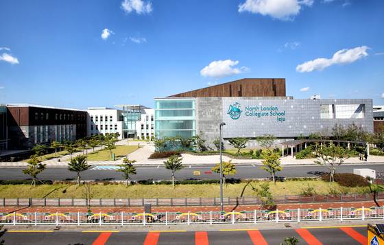 제주 국제학교 중 가장 먼저 문을 연 NLCS제주. 영국 본교에서 제주 학교의 교육과정과 강사를 직접 관리한다. 졸업 첫해부터 졸업생이 영국 옥스퍼드·임페리얼칼리지, 미국 스탠퍼드·예일 등 세계 명문대에 합격하는 등 성과를 보였다. [사진 각 학교]