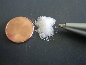 1유로 동전과 비교한 청산가리 치사량. 중독시 10분 이내에 사망에 이른다. [출처=위키백과]