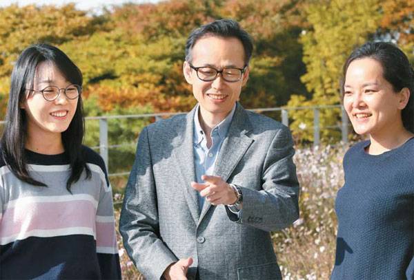 70년 뒤 미래의 도시는 인공지능을 지배하는 극소수의 인류와 그렇지 못한 노동자 계층이 극심한 대조를 이루는 `초양극화 사회`가 될 것이라는 보고서를 내놓은 김정옥, 유기윤, 김지영 서울대 교수팀(왼쪽부터)이 23일 서울 신림동 공대 캠퍼스에서 대화를 나누고 있다. [한주형 기자]