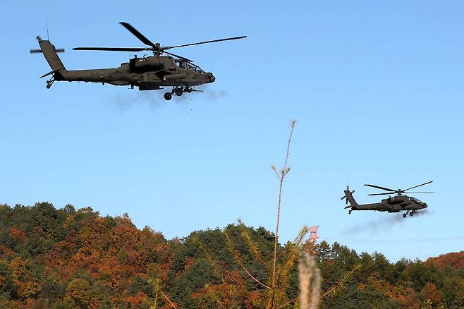 아파치(AH-64E) 2대가 30mm GUN 을 200발 전진사격(동시사격)을 하고 있다. 김경록 기자