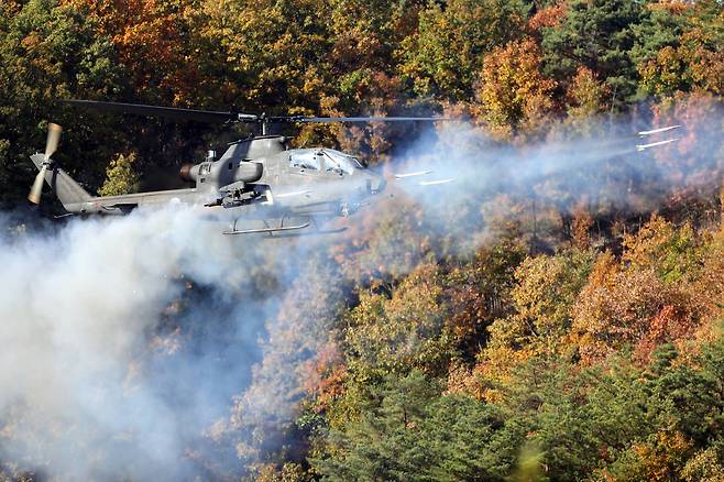 사격대회에서 코브라(AH-1S)헬기 사격도 진행됐다. 코브라 헬기가 RKT 고폭탄 14발을 사격 하고 있다. 경록 기자