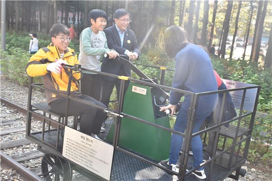 김성환 노원구청장이 초등학생들과 레일바이크 체험을 하고 있다.