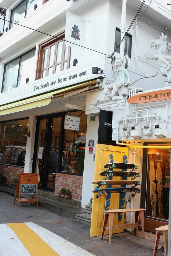 2011년 한남동에 자리잡은 부부 디자이너 스티브J&요니P 매장(왼쪽 하얀색 간판). 바로 옆엔 부부가 즐기는 스케이트보드 매장을 함께 운영했다. SK 인수 후 매장을 가로수길로 옮겼다. [사진 블로거 인클래식]