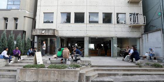 리빙숍 디앤디파트먼트 서울, 프라이탁, mmmg 스토어가 있는 건물의 1층 카페 '앤트로사이트' 앞에서 사람들이 시간을 보내고 있다. 김경록 기자