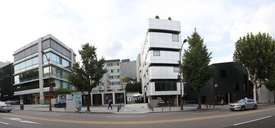 최근 1~2년 사이 구호, 띠어리, 코스, 르라보 등 꽤 큰 공간의 매장이 연이어 한남동에 자리를 잡았다. 김경록 기자